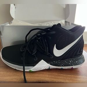 Nike Kyrie Five “black magic”